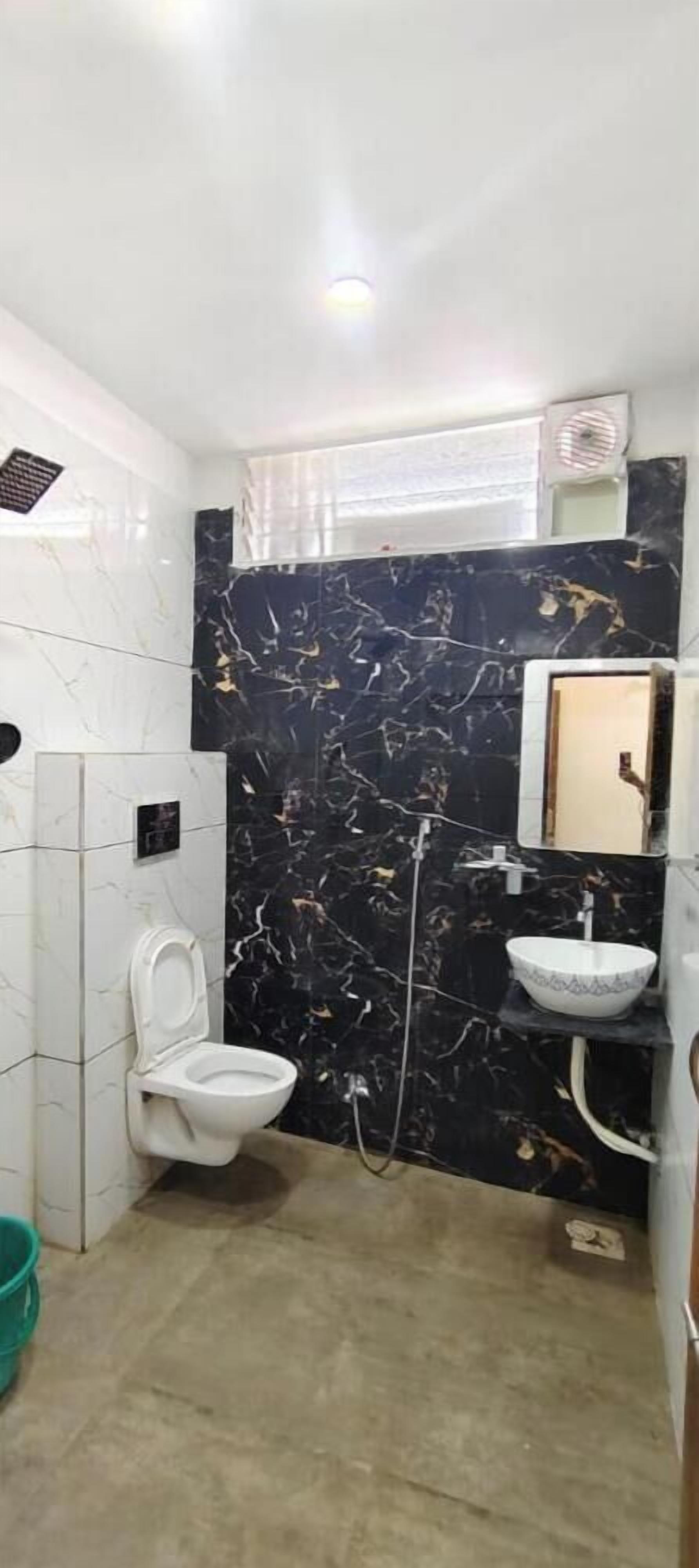 Deluxe Room | Bathroom | Shower, free toiletries, towels, soap