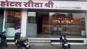 Een hotel genaamd "Hotel Sita Shree" met airconditioning en kamers zonder airconditioning.