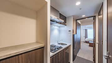 Fridge, microwave, stovetop, cookware/dishes/utensils