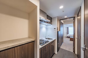 Refrigerador, microondas, placa de cocina, utensilios de cocina