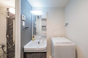 Combined shower/tub, hair dryer, slippers, towels - Apartment Hotel 11 Nagoya Sakae (Nagoya)