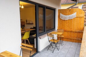 Outdoor dining - Cozy vacation apartment with large play barn, ideal for families (Kirchzell)