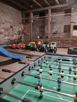 Game room - Cozy vacation apartment with large play barn, ideal for families (Kirchzell)