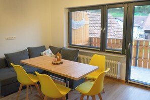 Dining - Cozy vacation apartment with large play barn, ideal for families (Kirchzell)