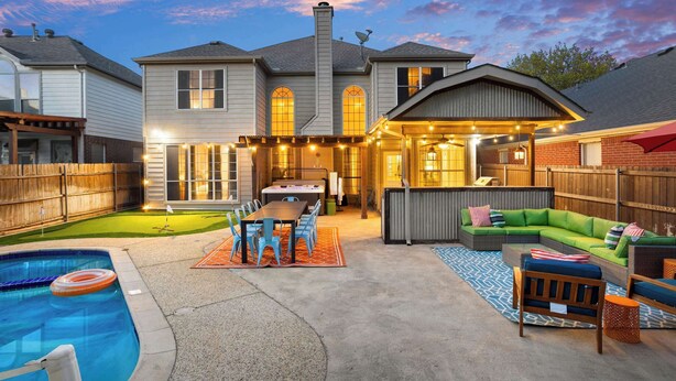 A backyard with a swimming pool, a barbecue area, and outdoor seating. - The Painted Paddle: Pool, HotTub, Pickleball Court (Lake Dallas)