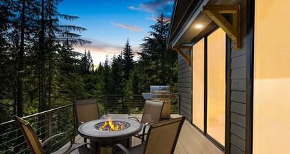 3 Br Sleep 8 • Hot Tub • Fire Pit • Stunning Views