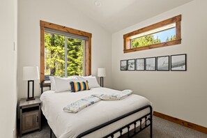 3 bedrooms, desk, iron/ironing board, WiFi