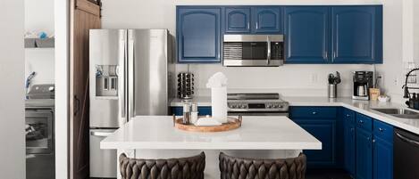 Køleskab, mikrobølgeovn, ovn, kogeplade