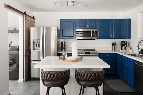 Frigorífico, microondas, horno y placa de cocina