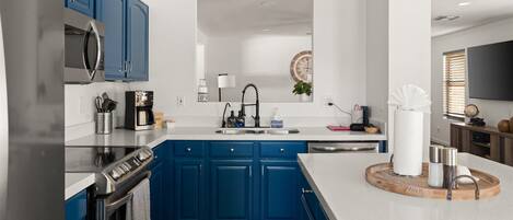 Frigorífico, microondas, horno y placa de cocina