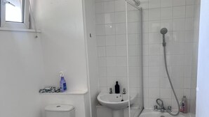 Un baño con inodoro, lavabo y bañera.