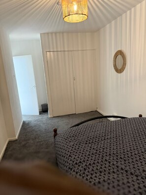 1 habitación, tabla de planchar con plancha, wifi y ropa de cama 