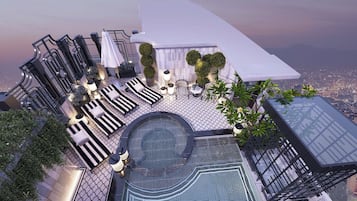 Una piscina al aire libre, sombrillas, sillones reclinables de piscina