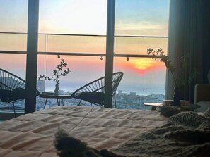Iron/ironing board, bed sheets