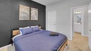 Room - King 4BR Townhouse to Downtown Durham (Durham)