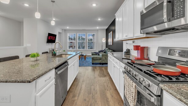 Private kitchen - King 4BR Townhouse to Downtown Durham (Durham)