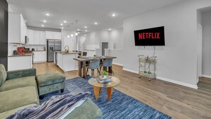 Living area - King 4BR Townhouse to Downtown Durham (Durham)