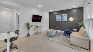 Living area - King 4BR Townhouse to Downtown Durham (Durham)