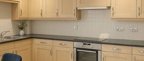 Microondas, horno, placa de cocina