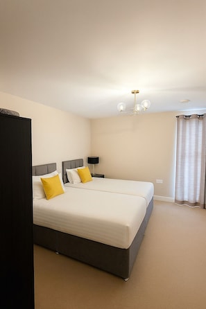 1 habitación, tabla de planchar con plancha, wifi y ropa de cama