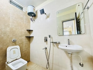 Doccia, soffione a pioggia, asciugamani, sapone