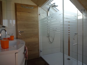 Dusche, Haartrockner, Handtücher