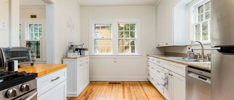 Coffee/tea maker, fridge, oven, stovetop