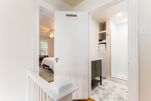 3 室のベッドルーム、デスク、WiFi、ベッドシーツ