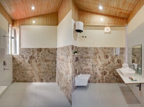 Familien-Vierbettzimmer | Badezimmer | Dusche, Regendusche, Handtücher, Seife