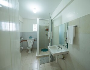 تجهيزات دش، مناشف، صابون، ورق حمّام