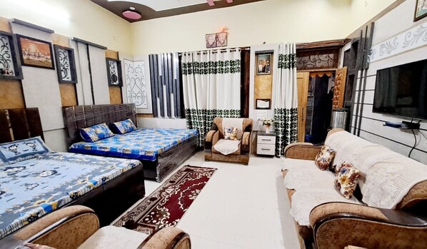 Rom – grand, byutsikt | Wi-fi (inkludert) og sengetøy