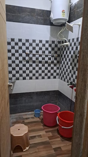 Chuveiro, chuveiro com efeito de chuva, toalhas de banho, sabonete