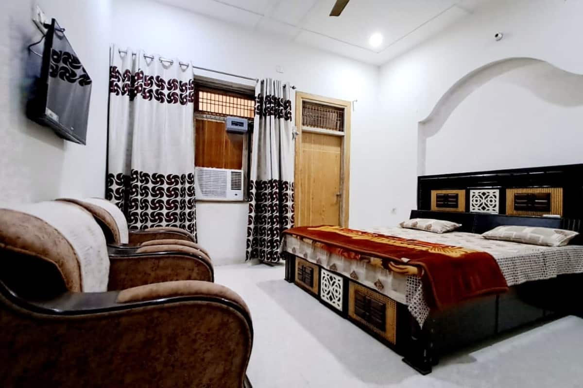 Quarto triplo básico, vista para a cidade | Wi-Fi de cortesia, roupa de cama