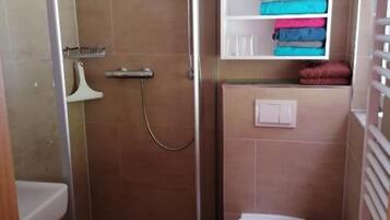 Dusche, Haartrockner, Handtücher, Toilettenpapier