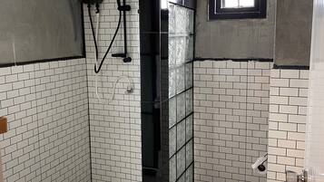 Comfort Double Room, Ensuite | Bathroom | Shower, free toiletries, hair dryer, slippers
