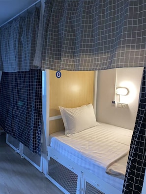 Dormitório compartilhado econômico, somente para homens | Cortinas blackout, Wi-Fi de cortesia
