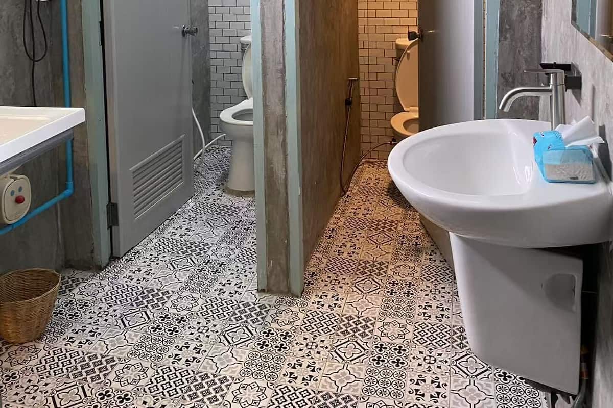 Dormitório compartilhado econômico, somente para mulheres | Banheiro | Chuveiro, produtos de toalete grátis, secador de cabelo, chinelos