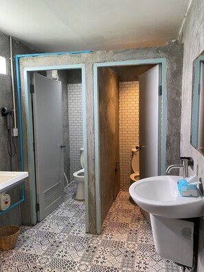 Economy slaapzaal, alleen voor vrouwen | Badkamer | Een douche, gratis toiletartikelen, een haardroger, pantoffels