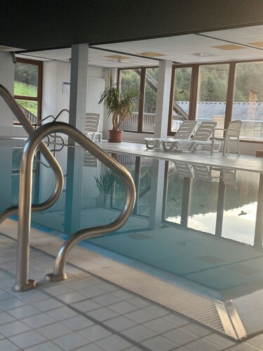 'Schwarzwaldlodge Zeitlos' mit Bergblick, privater Terrasse und WLAN