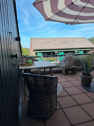 'Schwarzwaldlodge Zeitlos' con vistas a la montaña, terraza privada y Wi-Fi