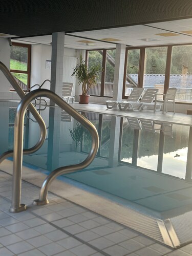 'Schwarzwaldlodge Zeitlos' mit Bergblick, privater Terrasse und WLAN