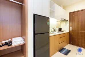 Kühlschrank, Mikrowelle, Herdplatte, Wasserkocher