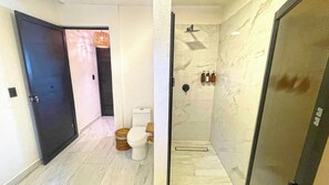 Deluxe Studio Suite, Garden View | Bathroom | Shower, rainfall showerhead, towels, soap - Hotel Isabella Bacalar Front Lagoon (Bacalar)