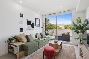 TV - Family Penthouse Apt Lvl 13 w/ 2 Carparks @Airport (Mascot)