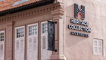 Un edificio con un letrero que dice 'Heritage Collection' y 'Aparthotel'.