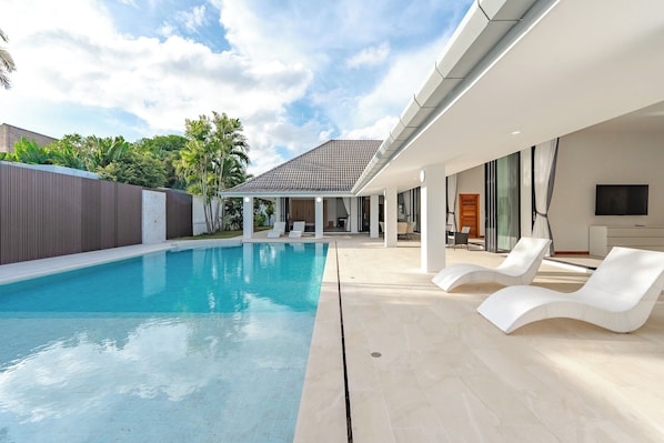 Una piscina al aire libre