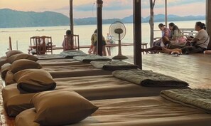 Outdoor banquet area - Koh Jum Family Homestay (Koh Jum)