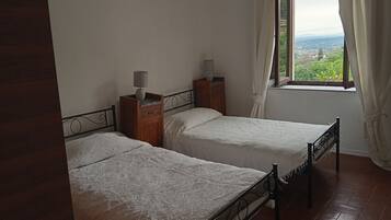 2 Schlafzimmer, Bügeleisen/Bügelbrett, Bettwäsche