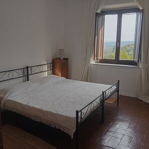 2 bedrooms, iron/ironing board, bed sheets