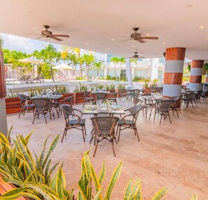 تناول الطعام بالخارج